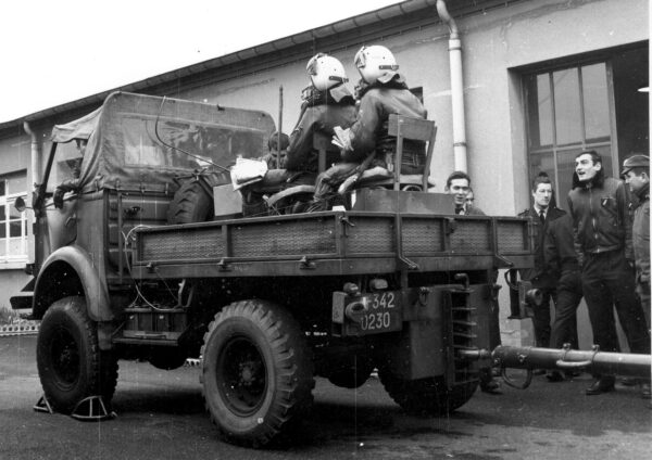 72022 RENAULT 2167/255 Tracteur d'aérodrome